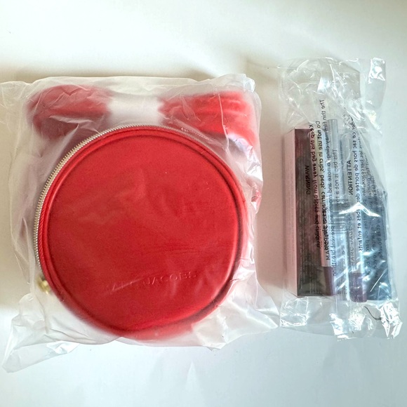 NWT- Marc Jacobs mini round bag with makeup set. - Picture 6 of 7